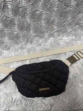 FRYE AND CO. Black Quilted Crossbody Belt Bag with Cream Strap